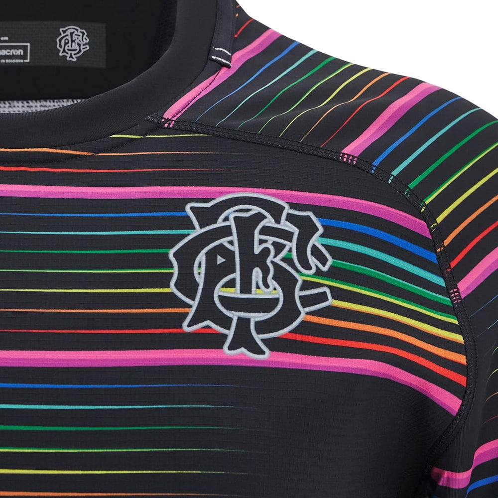 Maglia training Macron Barbarians ragazzo con righe arcobaleno e stemma.