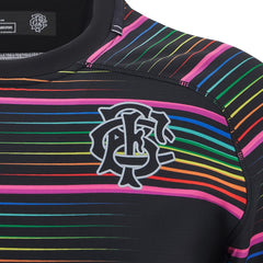 Maglia training Macron Barbarians ragazzo con righe arcobaleno e stemma.