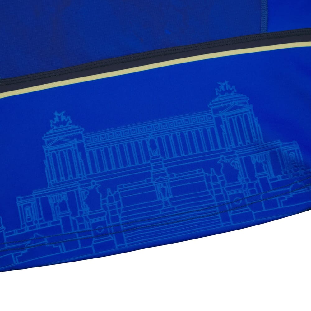 Maglia Rugby Italia 2026 Home Macron: dettaglio blu con stampa edificio neoclassico