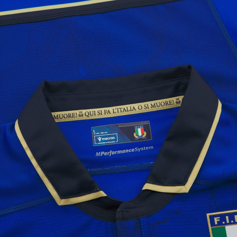 Maglia Italia Rugby Macron 2026 home, blu, con colletto e dettagli oro.