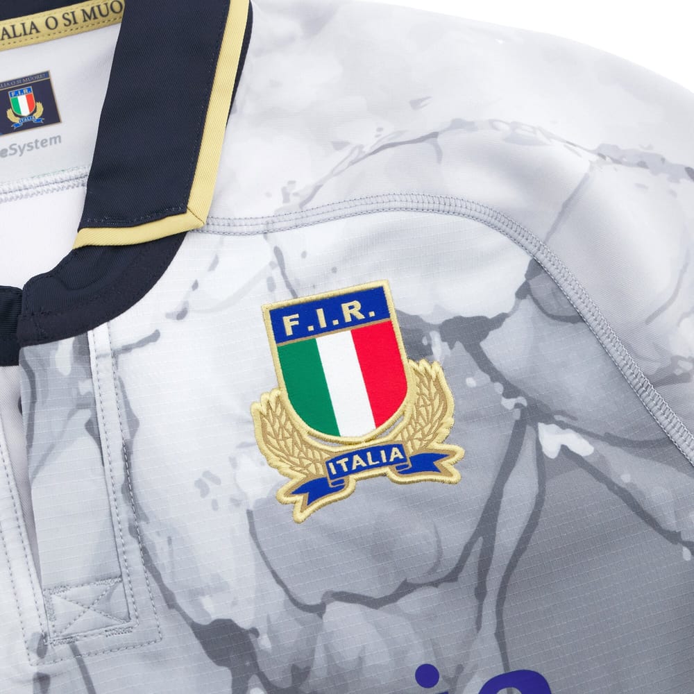 Maglia Rugby Italia 2026 Macron Away Authentic: stemma F.I.R. e scritta ITALIA.