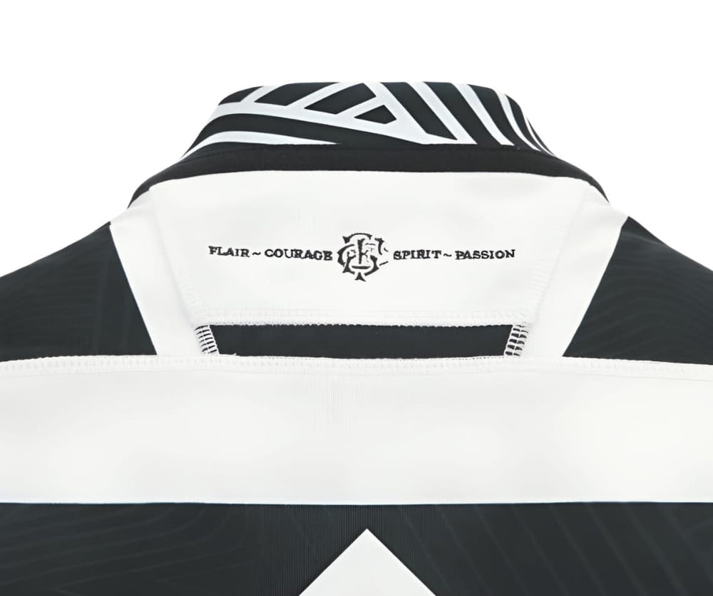 Maglia Rugby Barbarians home pro 2026 Macron: dettaglio colletto con scritte Flair Courage Spirit Passion.