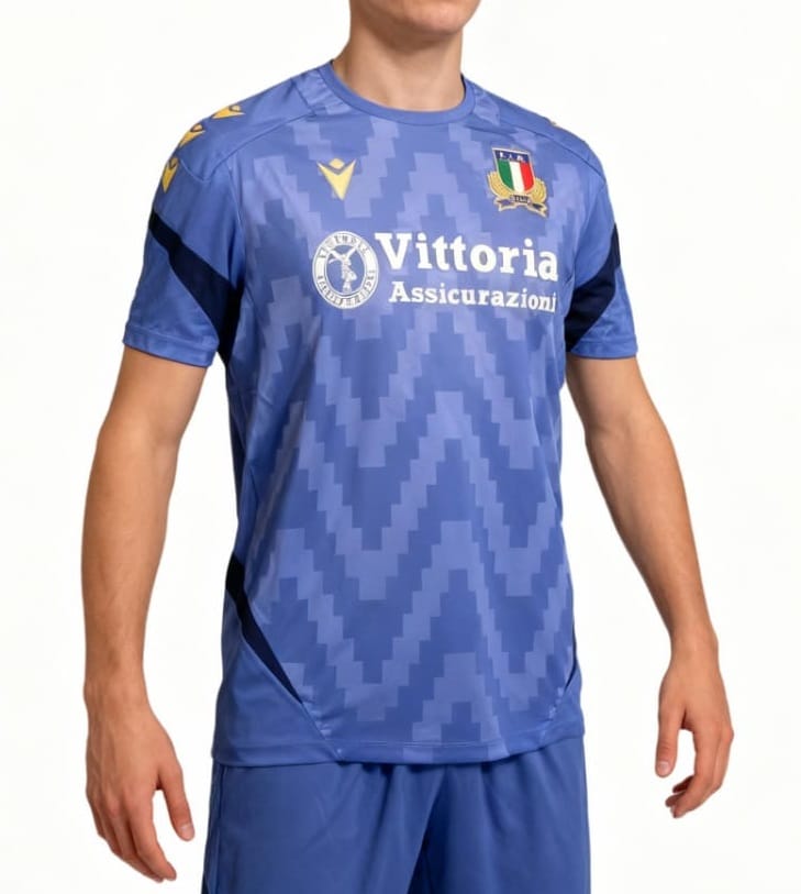 Maglia rugby Italia allenamento STAFF 2026 blu con logo Macron e sponsor Vittoria.