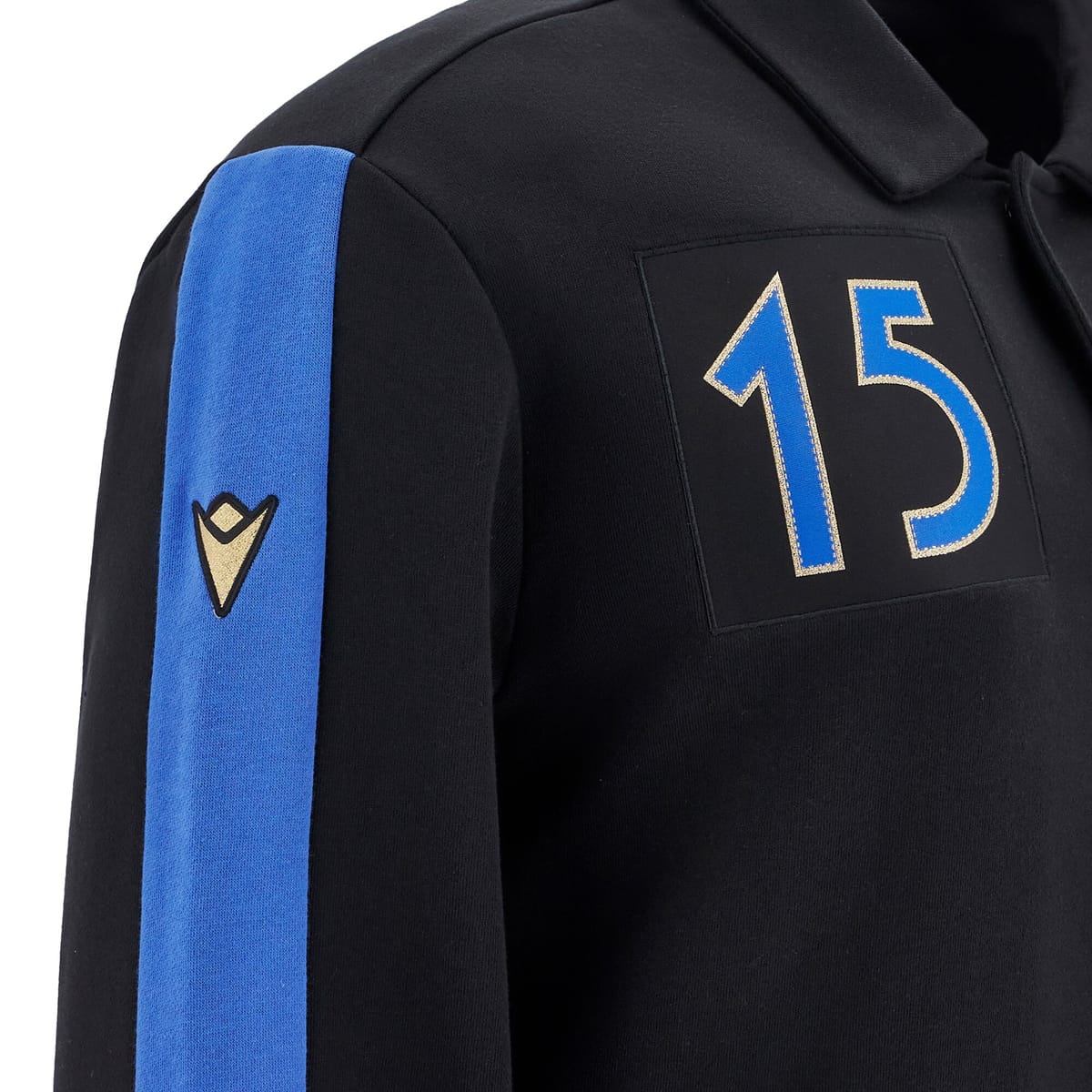 Felpa college nera con zip lunga, manica blu e numero 15.