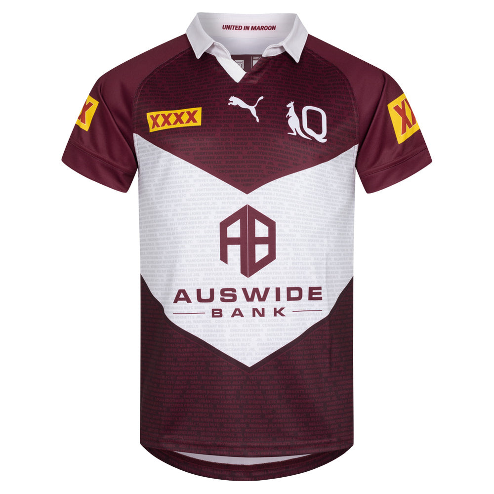 Maglia da rugby dei Queensland Maroons Captains: maglia marrone e bianca con loghi della squadra e marchi degli sponsor.