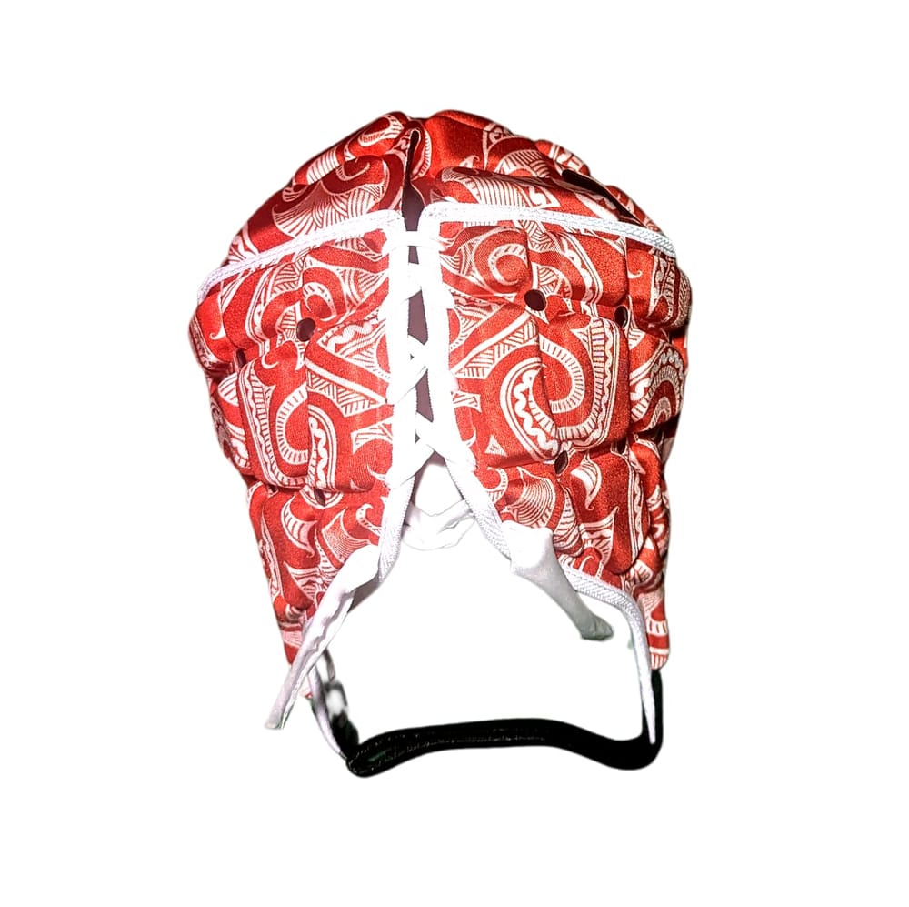 Caschetto da rugby Impact rosso con motivo Maori e chiusura a lacci.