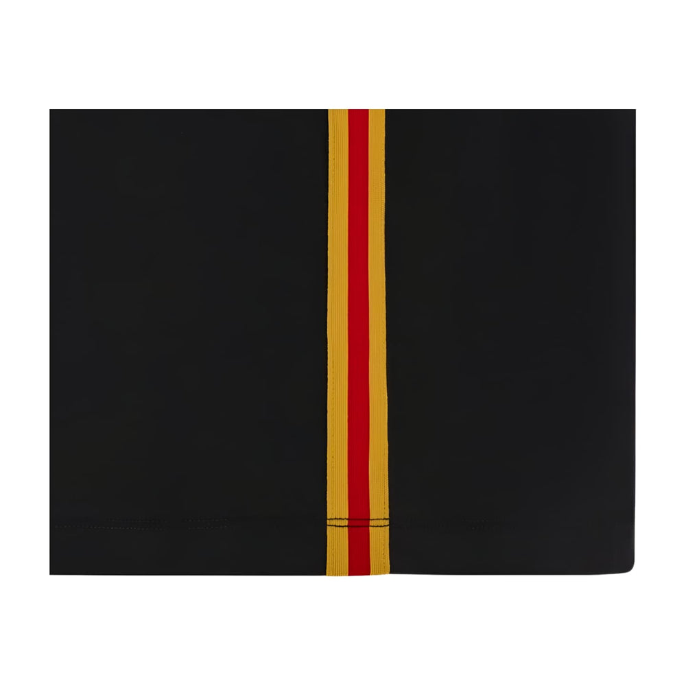 T-shirt rugby Galles total black con banda rossa e gialla sul davanti.