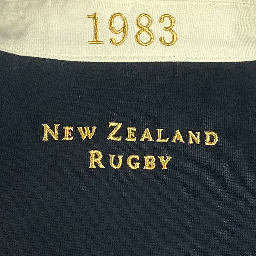 Maglia vintage da rugby della Nuova Zelanda ispirata al design iconico del 1983. 100% cotone.