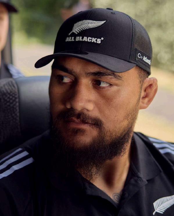 Cappellino nero All Blacks con visiera, logo felce argentato e dettagli mesh.