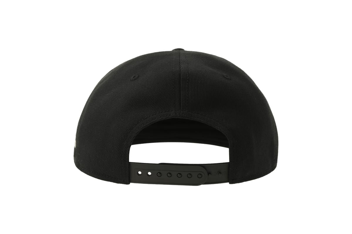 Cappellino nero All Blacks con chiusura snapback regolabile, vista posteriore.
