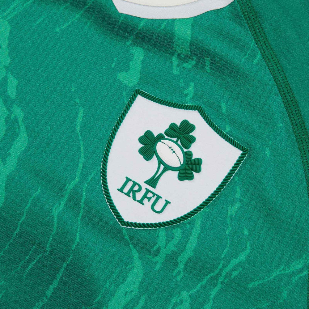 Maglia Rugby Irlanda 2025 Home: Maglia casalinga della squadra irlandese di rugby del 2025 con il logo IRFU con trifogli e pallone da rugby.