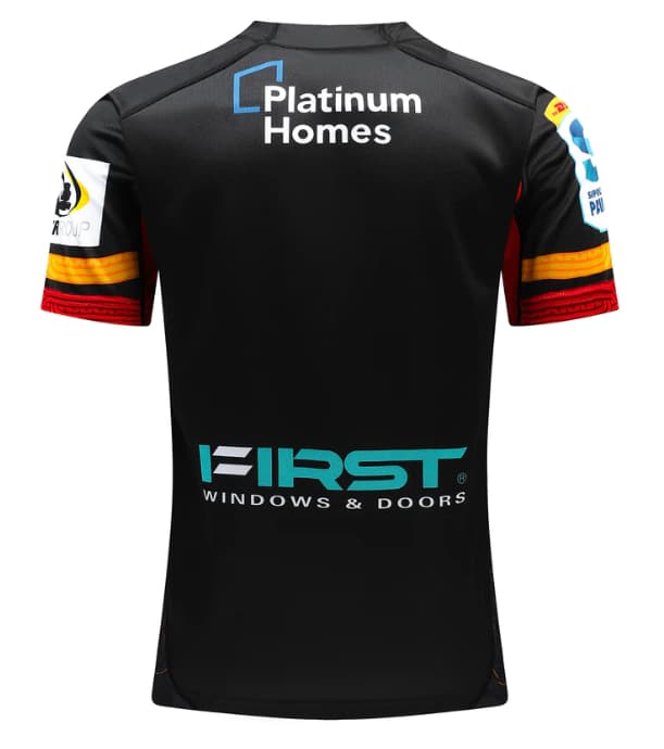 Maglia da rugby Chiefs Super Rugby Pacific Home 2024-25: maglia da rugby nera per ragazzi con dettagli rossi e gialli.