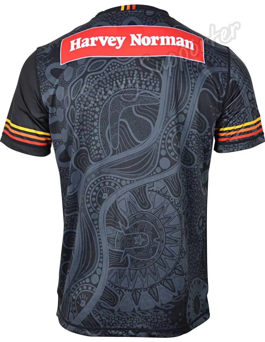 Maglietta Rugby training Indigenous AS bambino pro: Maglia da rugby nera per ragazzi con motivo artistico aborigeno e logo Harvey Norman.