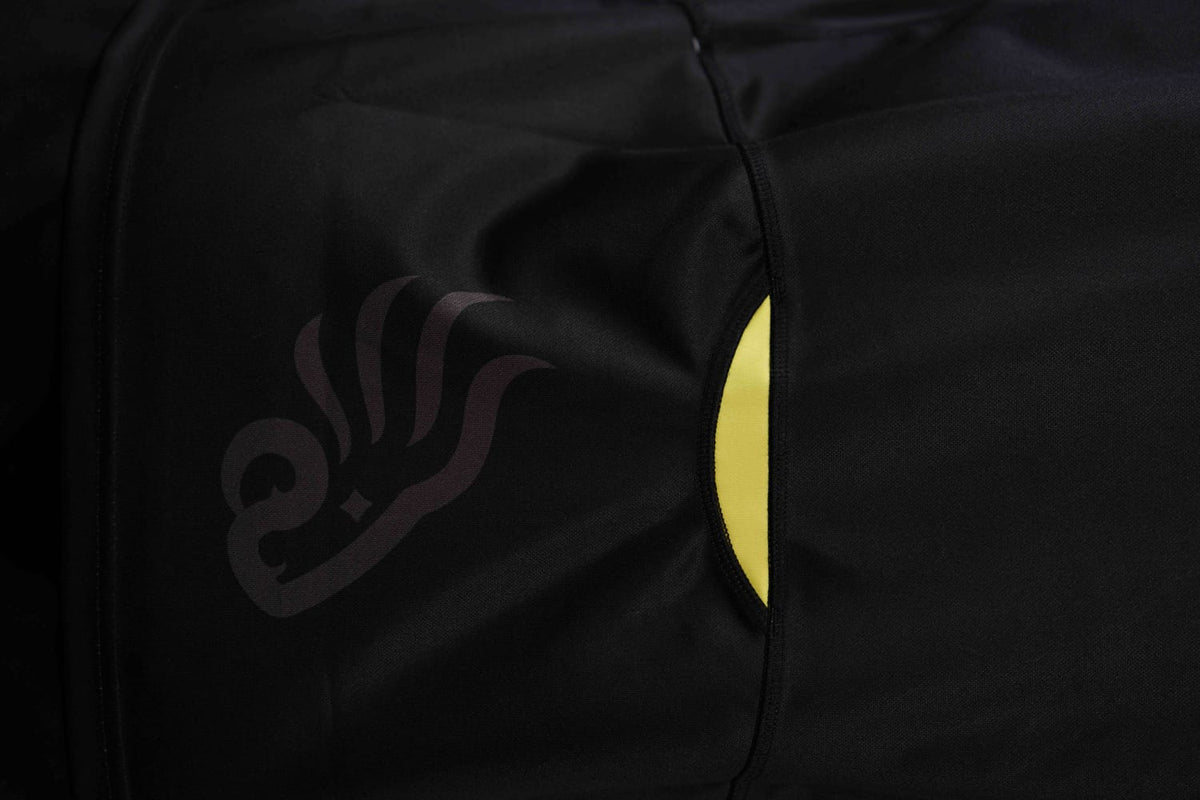Maglia da rugby Georgia Total Black Authentic Gara Macron con taschino giallo.