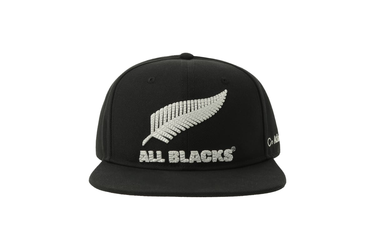 Cappellino nero ufficiale All Blacks Rugby snapback con logo felce ricamato.