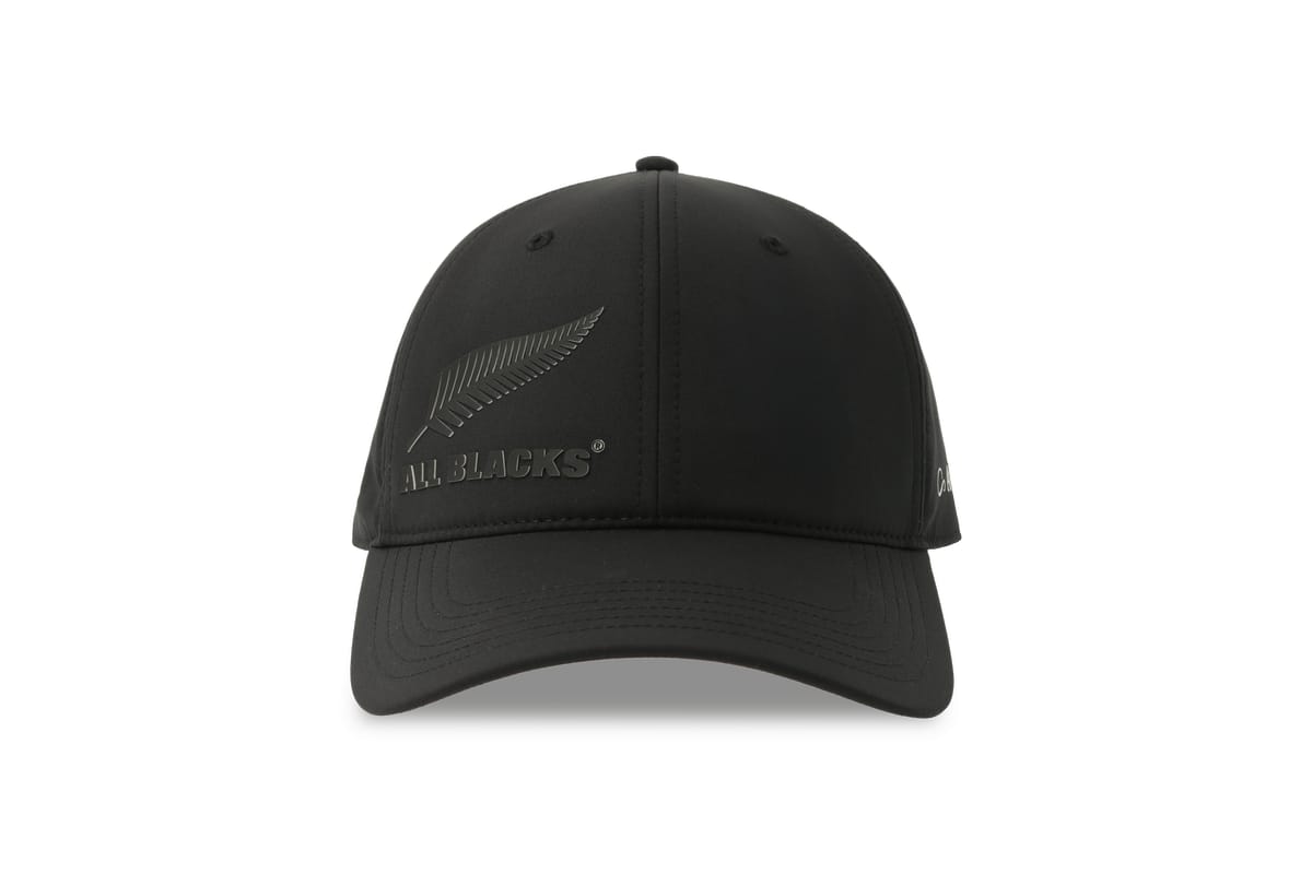 Cappellino nero ufficiale All Blacks Rugby con visiera e logo in rilievo.