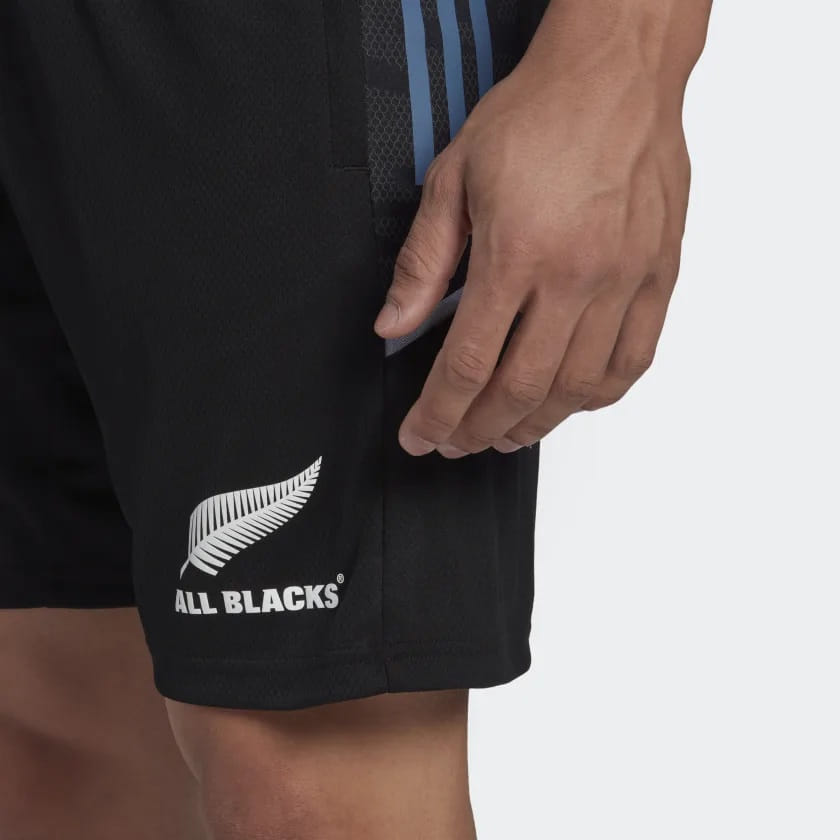 Pantaloncini da rugby All Blacks neri con logo felce e dettagli blu.