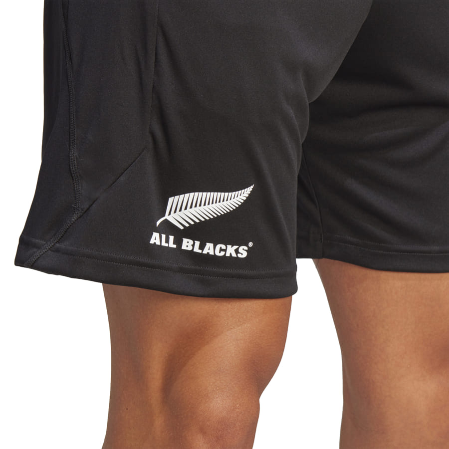 Pantaloncini da palestra Adidas All Blacks: pantaloncini da rugby neri con il logo degli All Blacks, perfetti per l'allenamento o per un abbigliamento casual. RWC 2024.