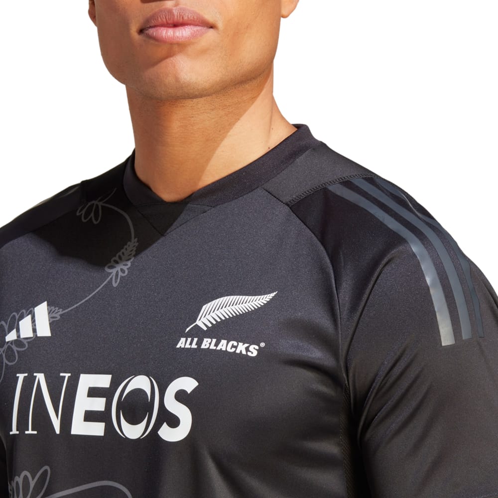Maglia da rugby All Blacks performance 2024 Adidas nera con logo INEOS.