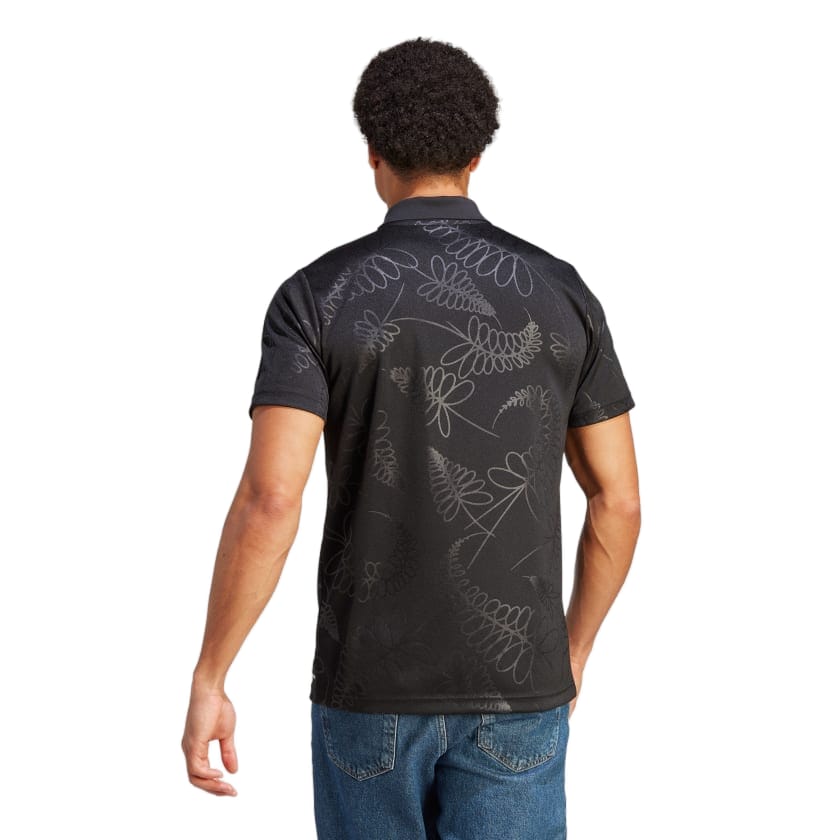 Maglia polo supporter All Blacks Rugby 2024 nera con stampa floreale tono su tono.