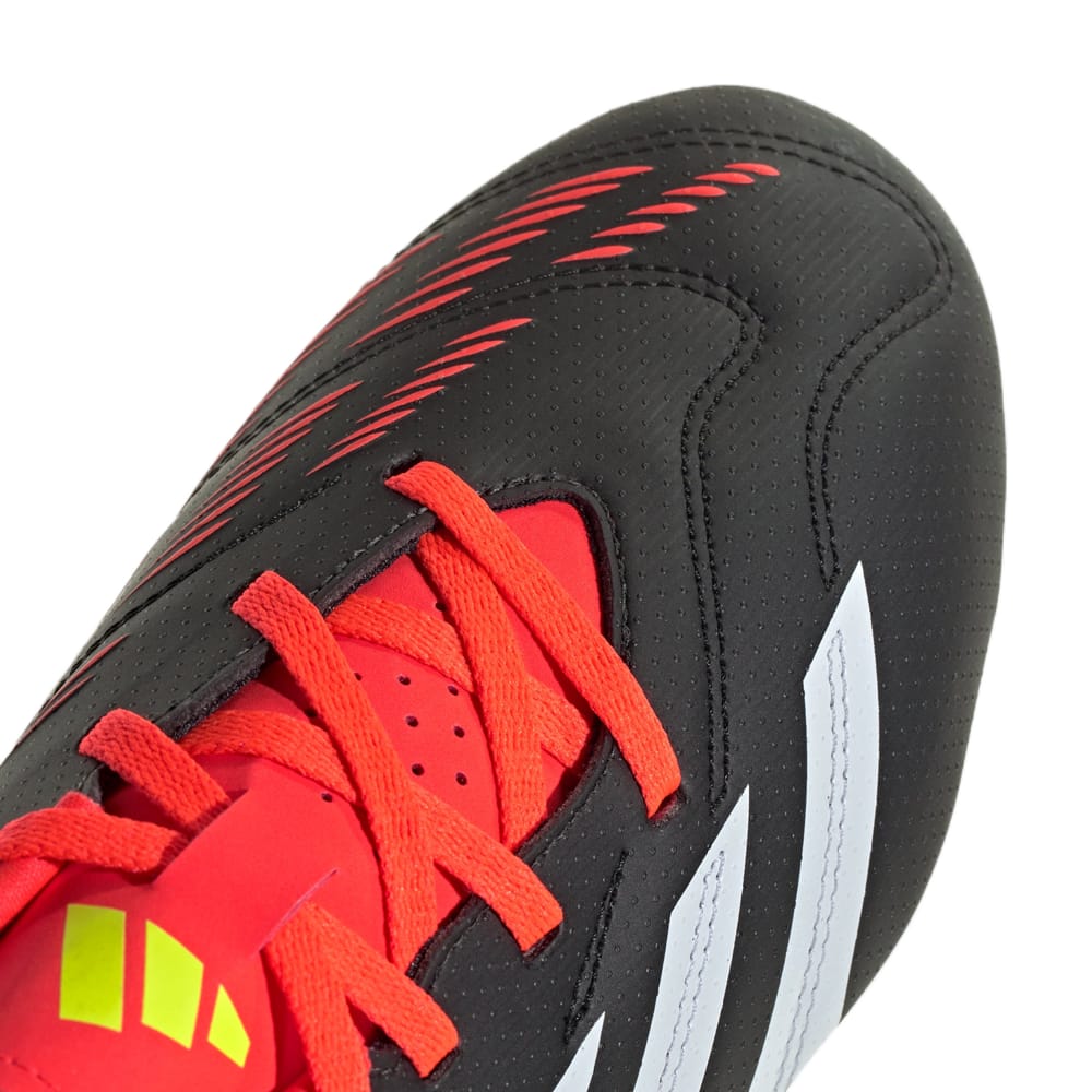 Adidas Predator Club FxG Nero-Rosso: scarpe da calcio nere e rosse con design distintivo; ideali per terreni compatti.