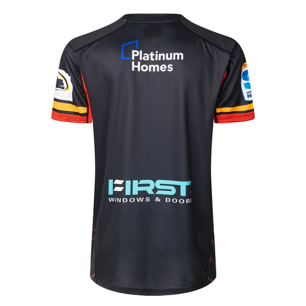 Maglia Rugby Chiefs Super Rugby Pacific Home 2025: maglia da rugby nera, vista posteriore, con i loghi degli sponsor Platinum Homes e First Windows & Doors.