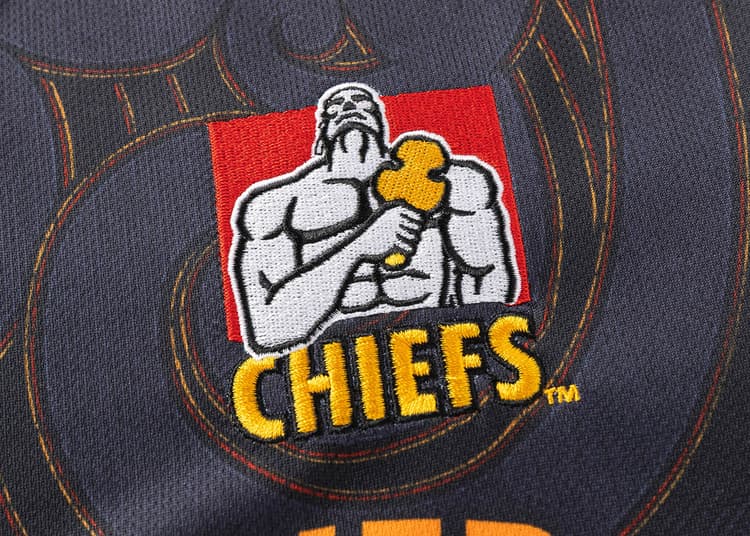 Maglia rugby Chiefs Super Rugby Pacific Home 2025 con stemma ricamato.
