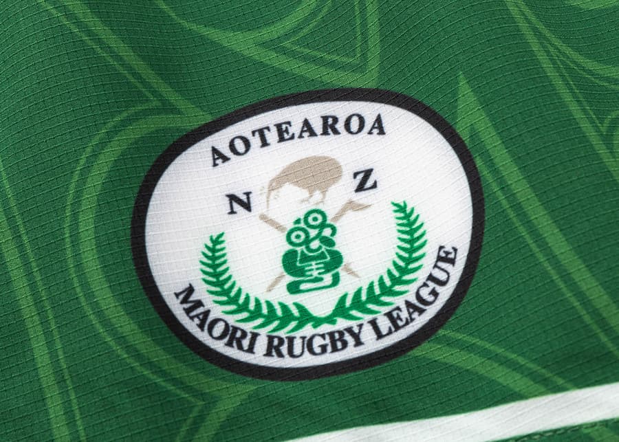 Pantaloncini da rugby Maori All Stars 2025: dettaglio del logo Aotearoa NZ Maori Rugby League