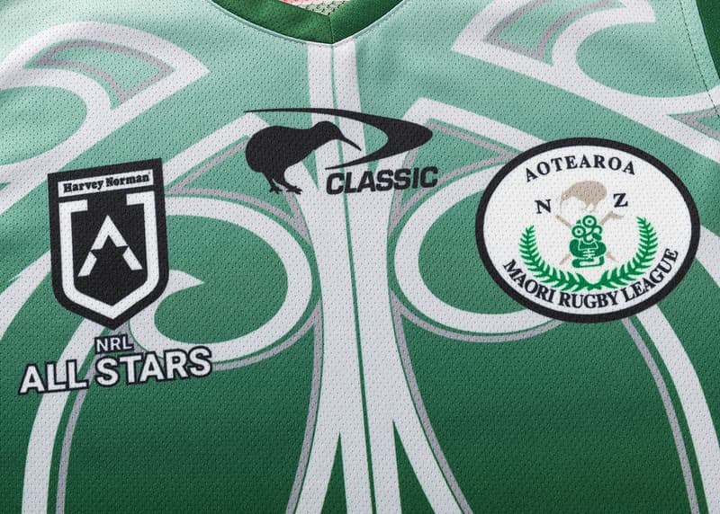 Canottiera da rugby Maori NZRL All Stars 2025 verde con loghi Classic e Aotearoa.