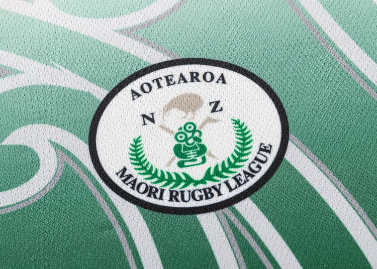 Maglia da allenamento NZRL Maori Rugby 2025: logo Aotearoa NZ Maori Rugby League con felce e disegno Maori