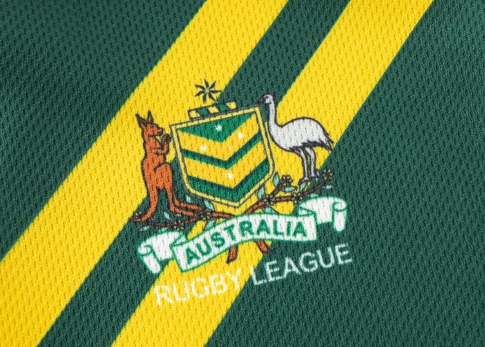 Dettaglio maglia rugby Australia verde con stemma canguro e emù, logo NRL.