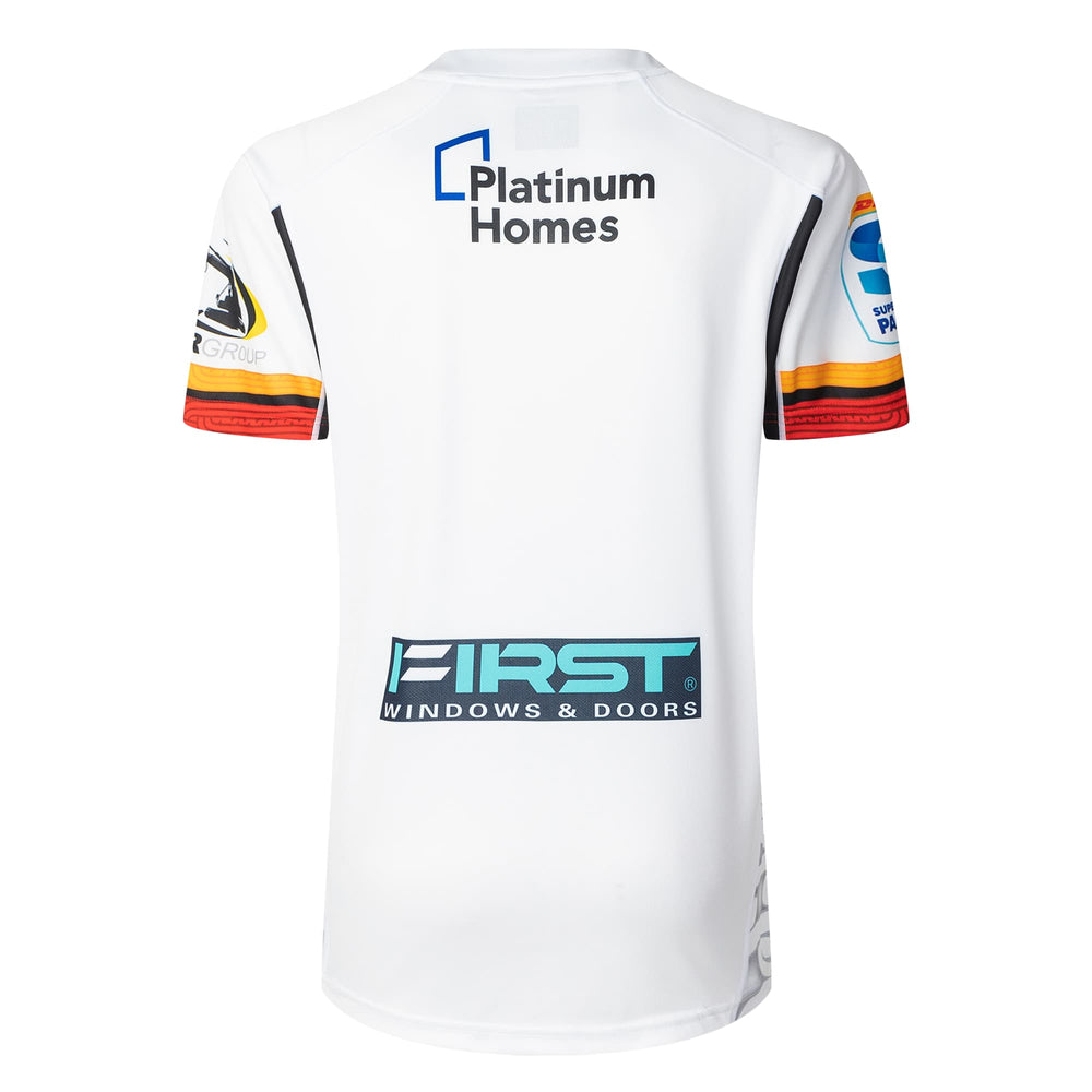 Maglia da trasferta Chiefs Super Rugby Pacific 2025: maglia da rugby bianca, vista posteriore, con loghi degli sponsor.