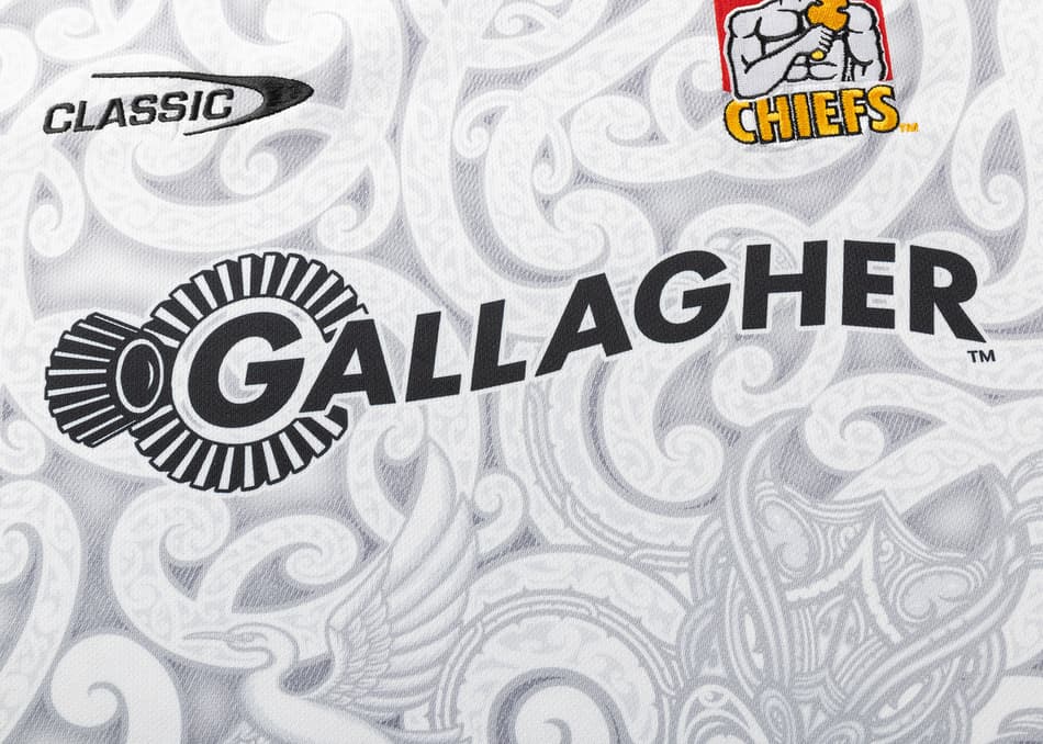 Maglia da trasferta Super Rugby Pacific dei Chiefs 2025: maglia da rugby bianca sponsorizzata da Gallagher con intricato design ispirato ai Maori.