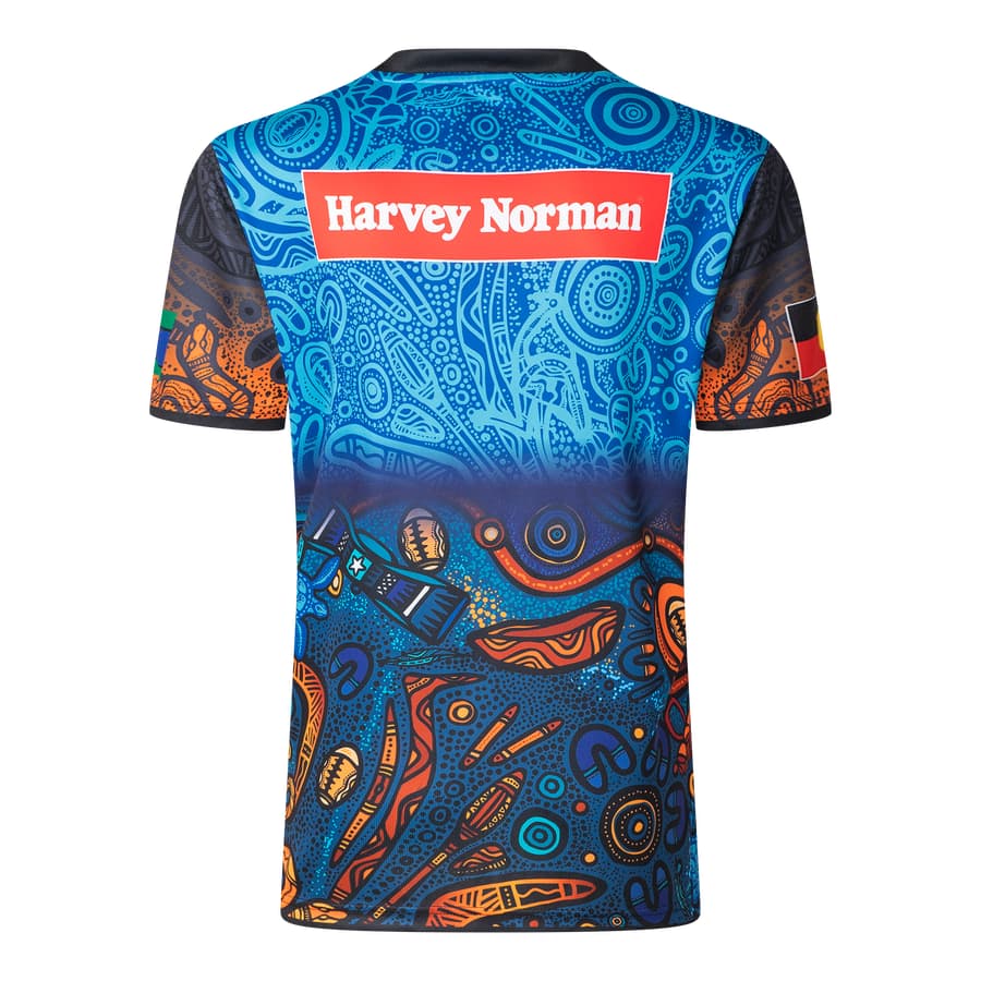 Maglia rugby indigenous all stars 2025 Classic: vista posteriore di una maglia da rugby blu e arancione con vivaci opere d'arte degli aborigeni australiani.