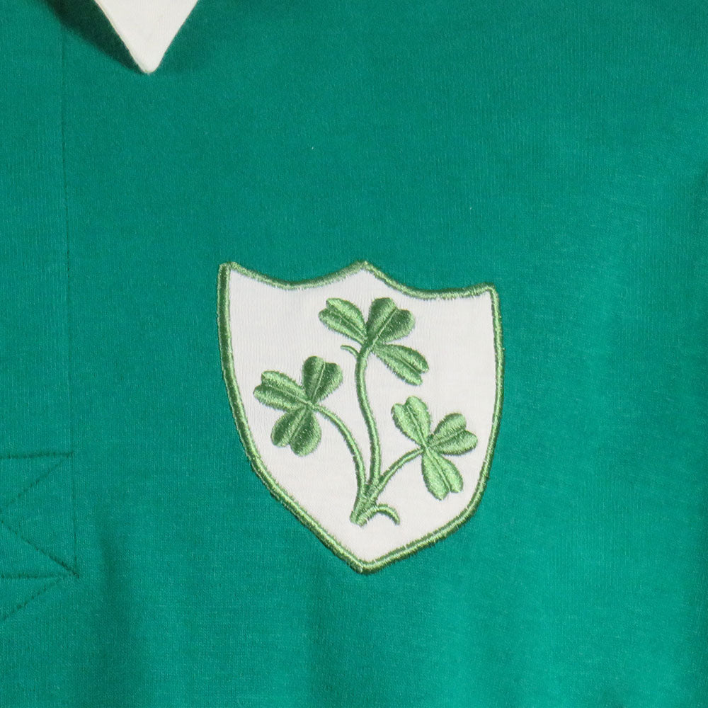 Maglia da rugby vintage dell'Irlanda: maglia da rugby verde con stemma del trifoglio ricamato su scudo bianco.