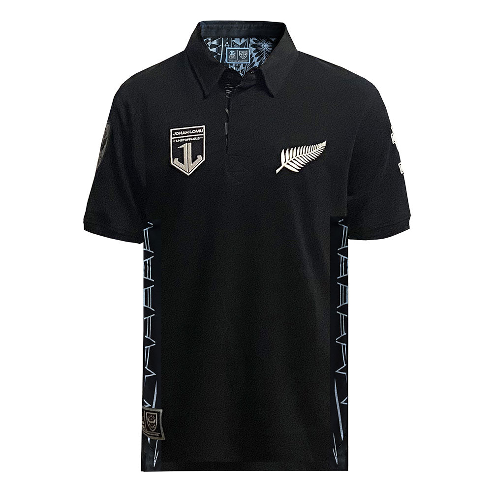 Polo rugby nera vintage Ellis Rugby, omaggio a Jonah Lomu, con logo All Blacks.