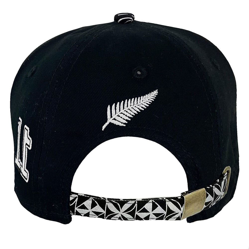 Cappellino da rugby nero con visiera, logo All Blacks e dettaglio foglia di felce.