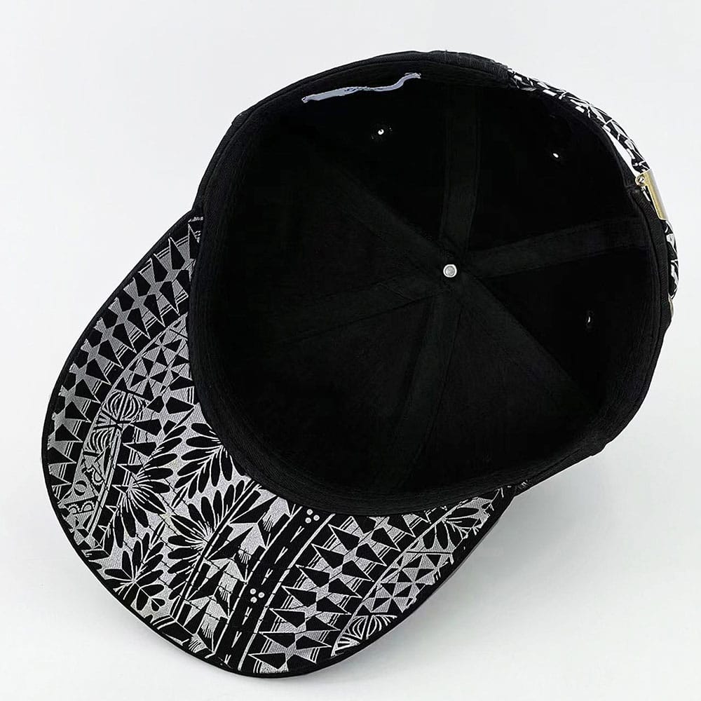 Cappellino da rugby Jonah Lomu con visiera e stampa geometrica e floreale in bianco e nero.