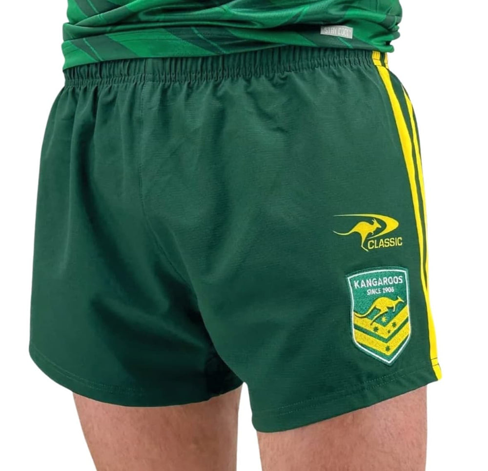 Pantaloncini ufficiali da rugby per la partita casalinga degli Australia Kangaroos: verdi con strisce gialle e logo della squadra.