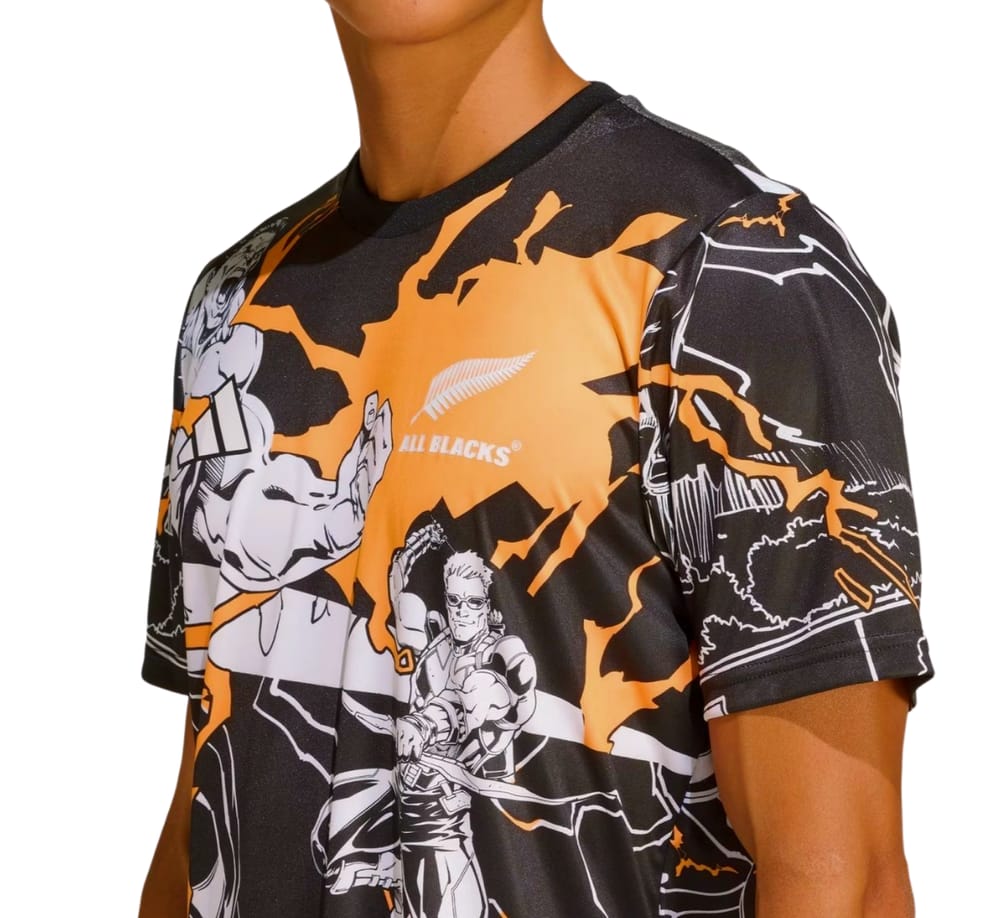 Maglia rugby All Blacks Marvel Cap Run con grafica fumetto e dettagli arancioni.