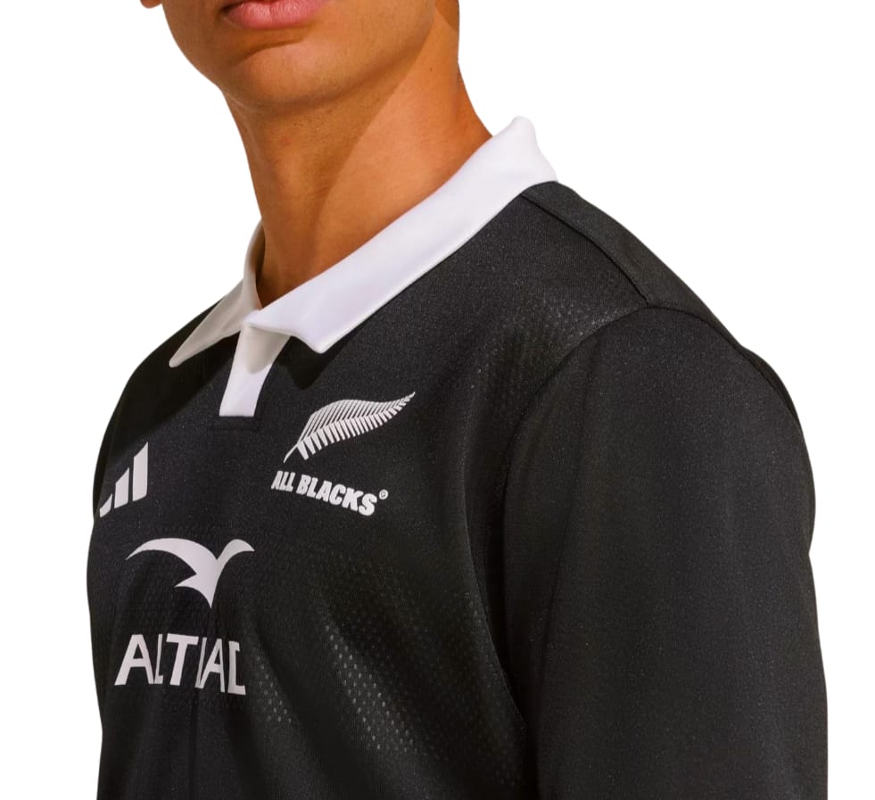 Maglia da bambino All Blacks Home 2026 Adidas in nero, con logo e scollo bianco.