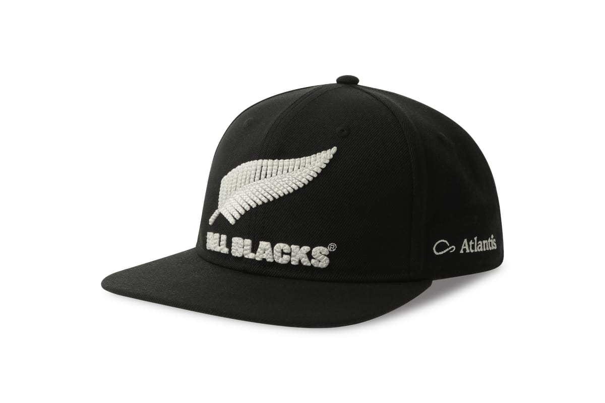 Cappellino nero snapback ufficiale All Blacks Rugby con logo felce bianca ricamata.