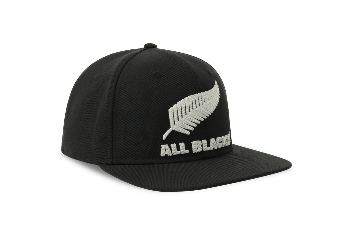 Cappellino rugby All Blacks con visiera snapback, nero e bianco.