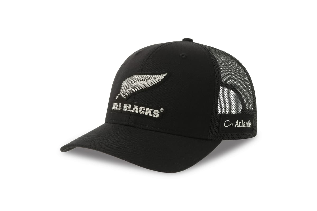 Cappellino da rugby All Blacks nero con visiera, logo ricamato e rete traspirante.
