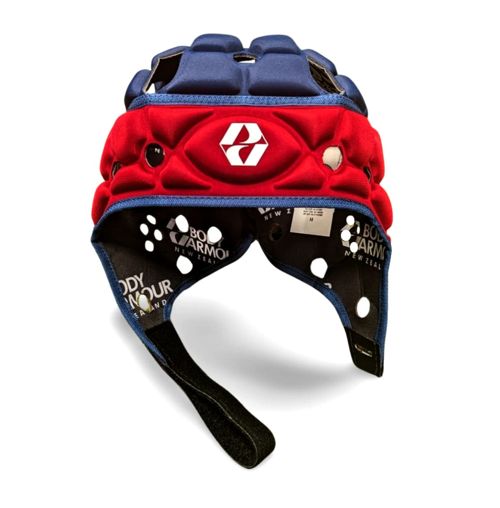 Caschetto Rugby Ventilator Body Armour Ruby-Blu: casco da rugby imbottito rosso e blu, copricapo protettivo per i giocatori.