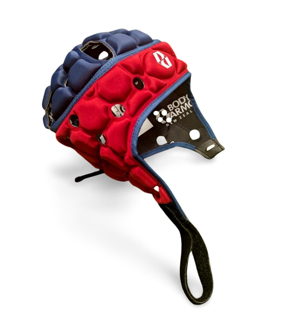 Caschetto Rugby Ventilator Body Armour Ruby-Blu: Casco da rugby imbottito con ventilazione, rosso e blu.