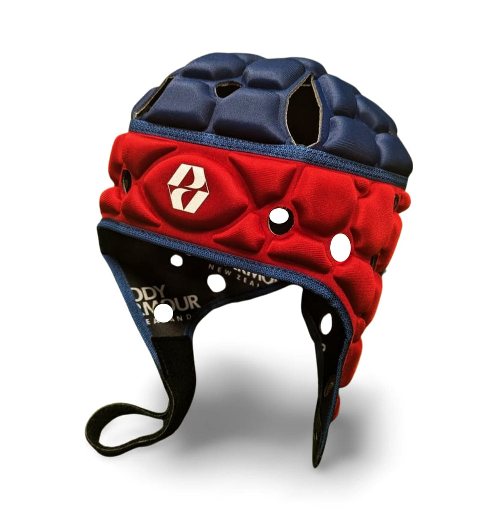 Caschetto Rugby Ventilator Body Armour Ruby-Blu: casco da rugby rosso e blu, copricapo protettivo per i giocatori.