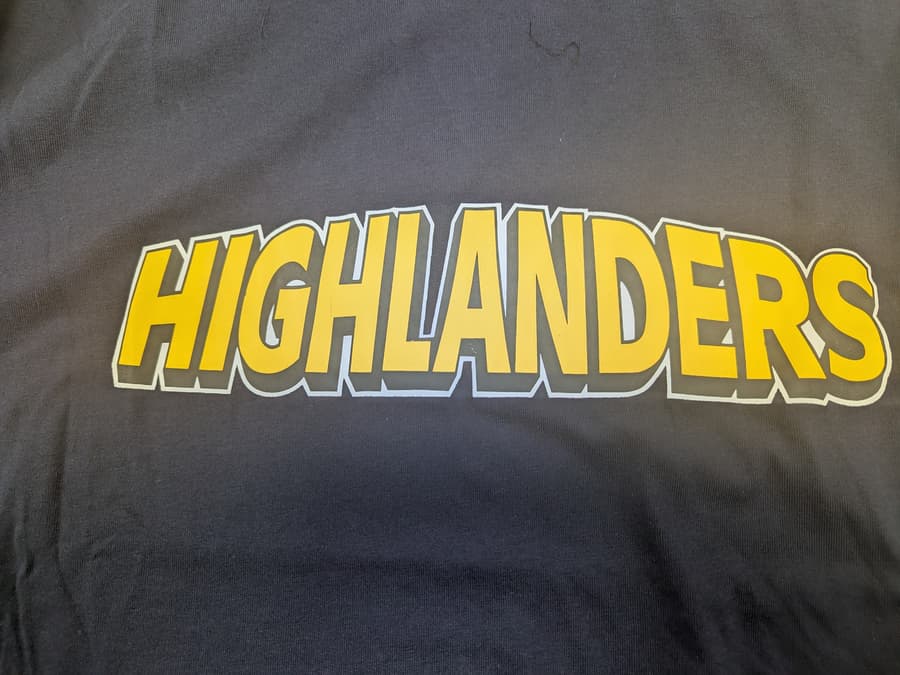 T-shirt rugby Highlanders ufficiale in cotone con logo giallo.