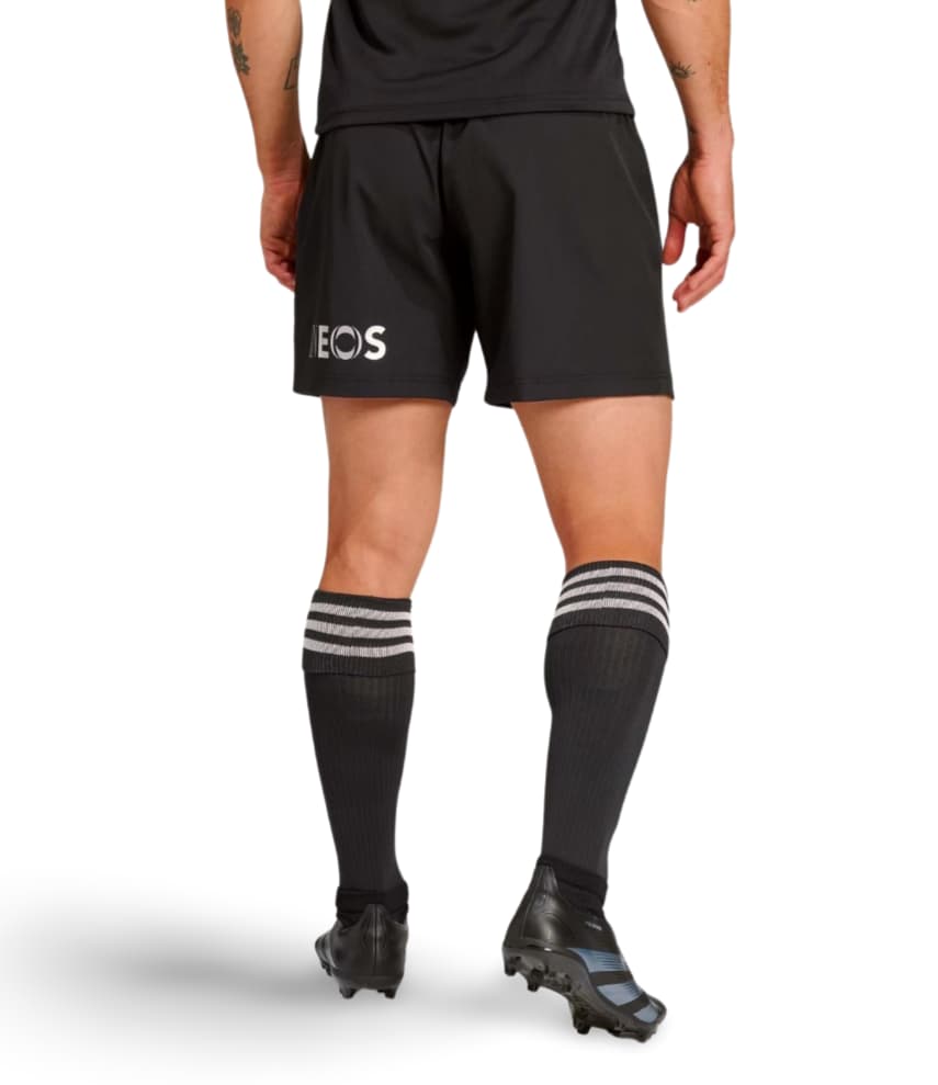 Pantaloncini da rugby Adidas All Blacks 2025: pantaloncini da rugby neri con logo EOS bianco, ideali per l'allenamento o la partita.