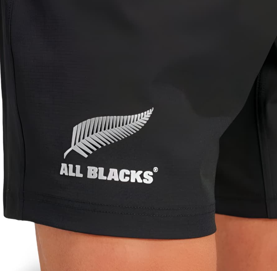 Pantaloncini da rugby All Blacks Adidas neri con logo felce argento.